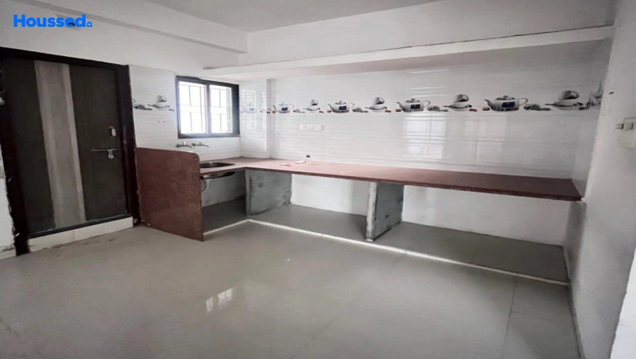 Sample Apartment of 2 BHK Flat for Resale in Akota - Image 113180