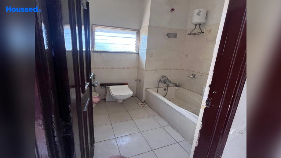 Room of 3 BHK Flat for Resale in Old Padra Road - Image 114026