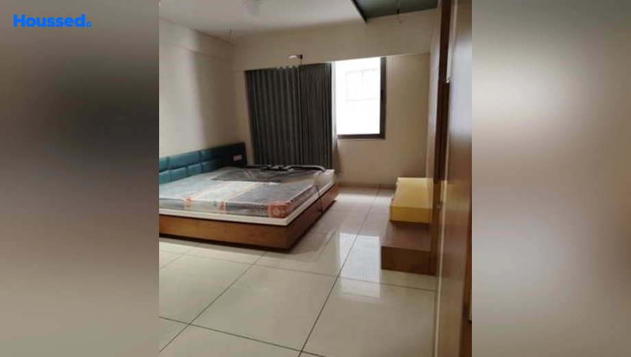 Project Image of 3 BHK Semi-Furnished Flat for Rent in Sanskruti Signius, Sargasan - Image 139749