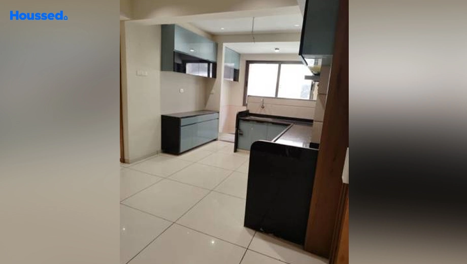 Project Image of 3 BHK Semi-Furnished Flat for Rent in Sanskruti Signius, Sargasan - Image 140022